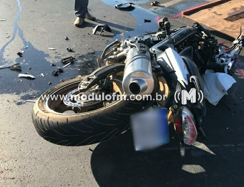 Motociclista morre após acidente com carro e motorista foge sem prestar socorro na BR-365