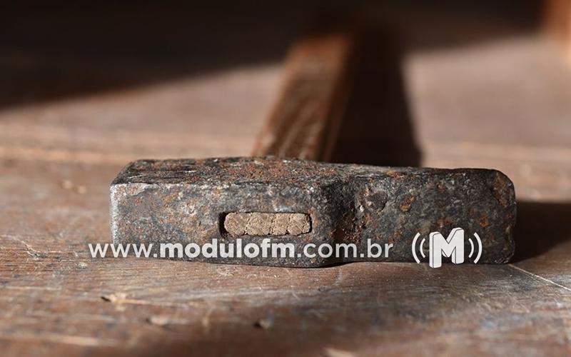 Idoso de 77 anos é agredido a marteladas em...