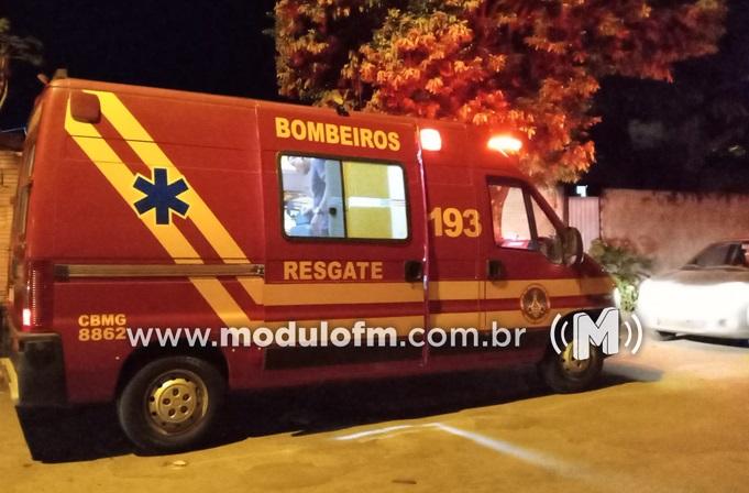 Motorista invade parada obrigatória, colide contra motociclista e foge sem prestar socorro