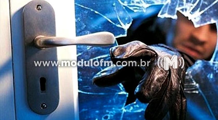 Residência é arrombada e objetos são furtados no bairro...
