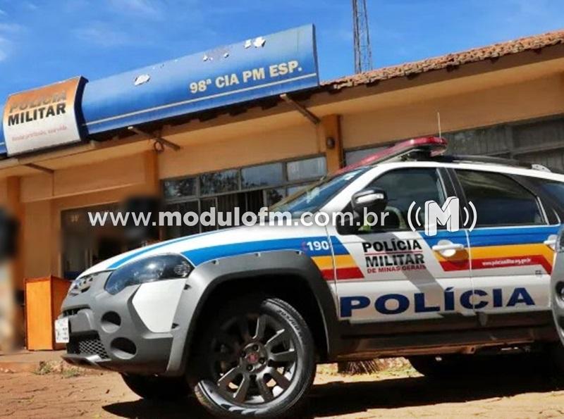 Motociclista sem capacete chama policiais de “arrombados e covardes” durante abordagem em Coromandel