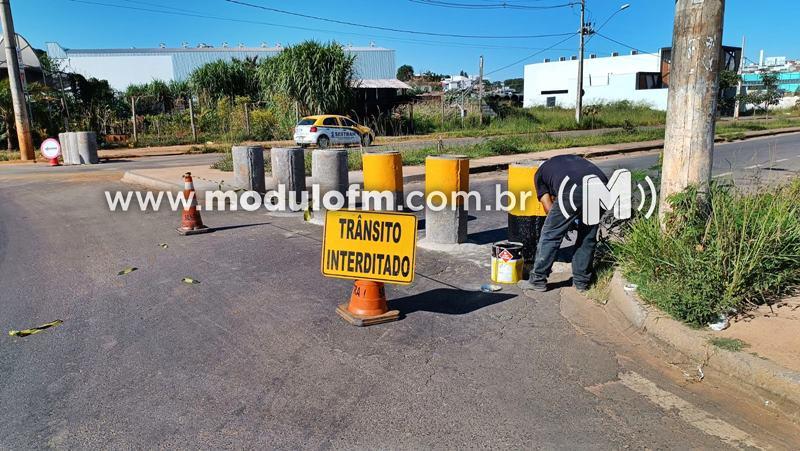 Prefeitura inicia sinalização em barreiras de concreto do bairro...