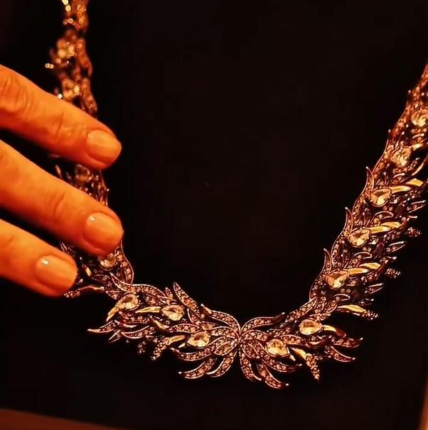 Colar assinado por designer da série The Crown será...