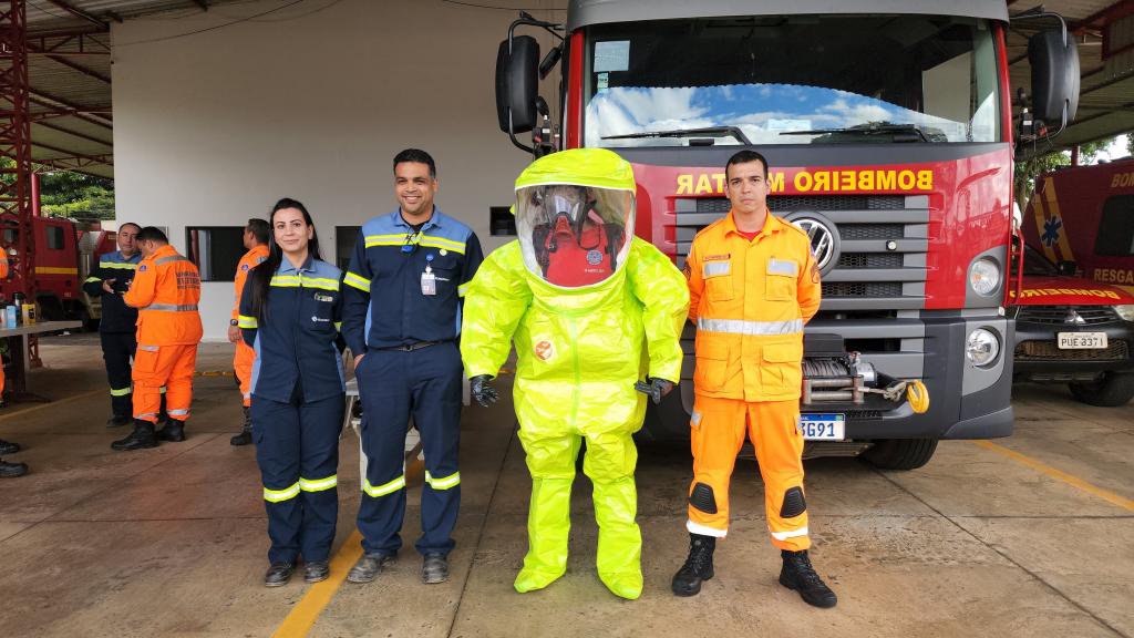 Corpo de Bombeiros de Patrocínio recebe de mineradora doação de EPIs Nível A