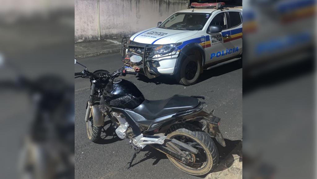 Motocicleta roubada é localizada pela Polícia Militar no bairro...