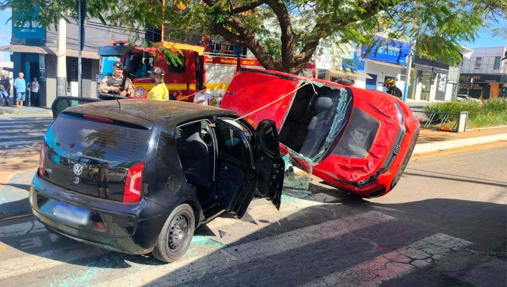 Mulher fica ferida em capotamento na região central de...