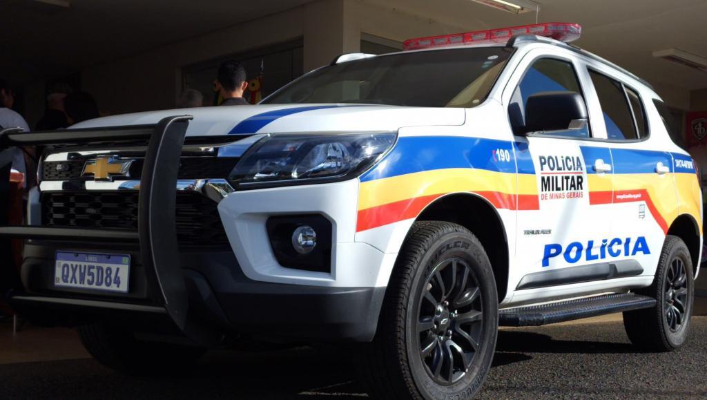 Polícia flagra rinha de galos, apreende armas e prende suspeitos em zona rural