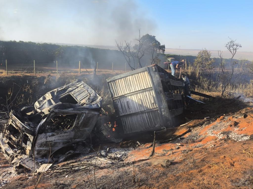 Caminhão com 24 bois tomba, pega fogo e provoca incêndio às margens da BR-365 em Celso Bueno