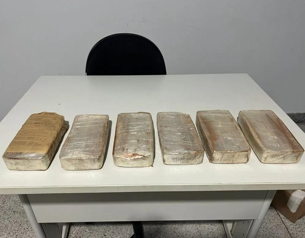 Entregadores são flagrados com seis barras de crack na MGC 462, em Patrocínio