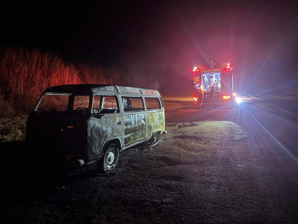Imagem 1 do post Kombi pega fogo e fica completamente destruída na BR-365
