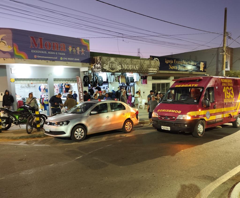 Motociclista sofre possível fratura após colisão violenta com carro...