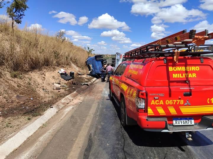 Carreta tomba na BR-365 entre Patrocínio e Patos de Minas e motorista fica preso na cabine