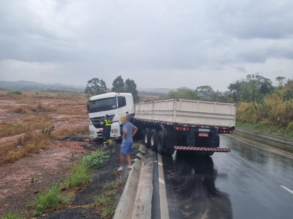 Imagem 1 do post Chuva desta quarta causou três acidentes em 10 minutos na BR-365, diz PRF Imagem 1 do post Chuva desta quarta causou três acidentes em 10 minutos na BR-365, diz PRF