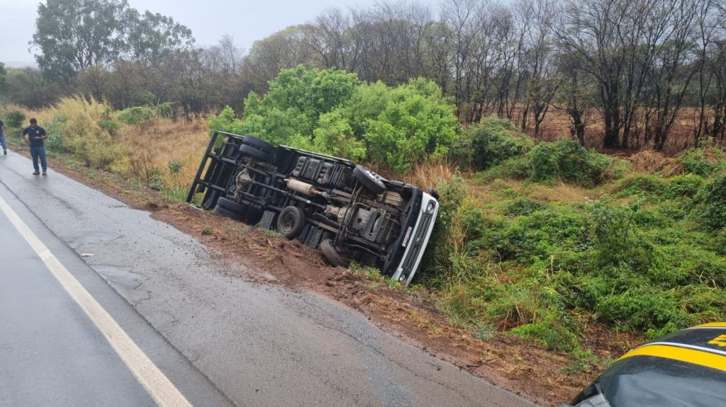 Imagem 2 do post Chuva desta quarta causou três acidentes em 10 minutos na BR-365, diz PRF Imagem 2 do post Chuva desta quarta causou três acidentes em 10 minutos na BR-365, diz PRF