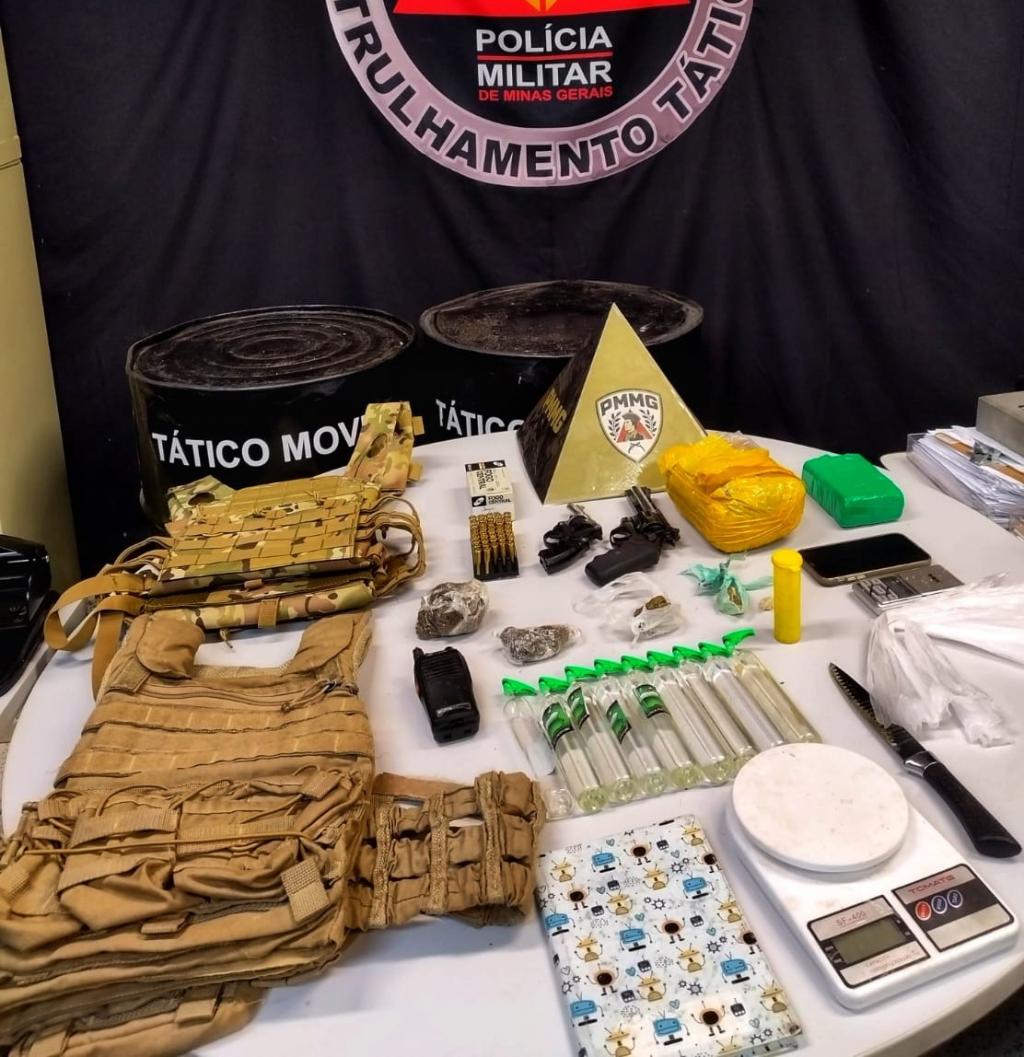 Polícia apreende drogas, armas e lança-perfume em operação em Patrocínio