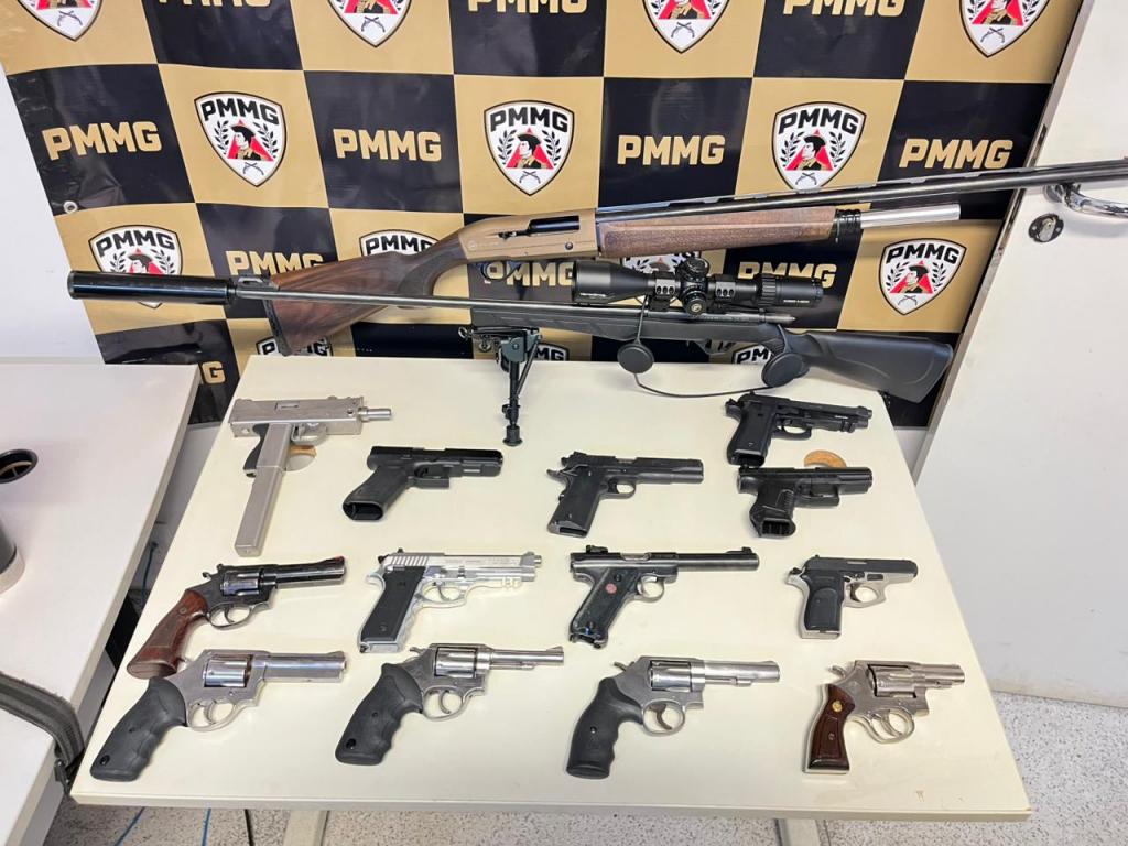 ARSENAL: PM de Patrocínio apreende 15 armas, centenas de munições e prende...