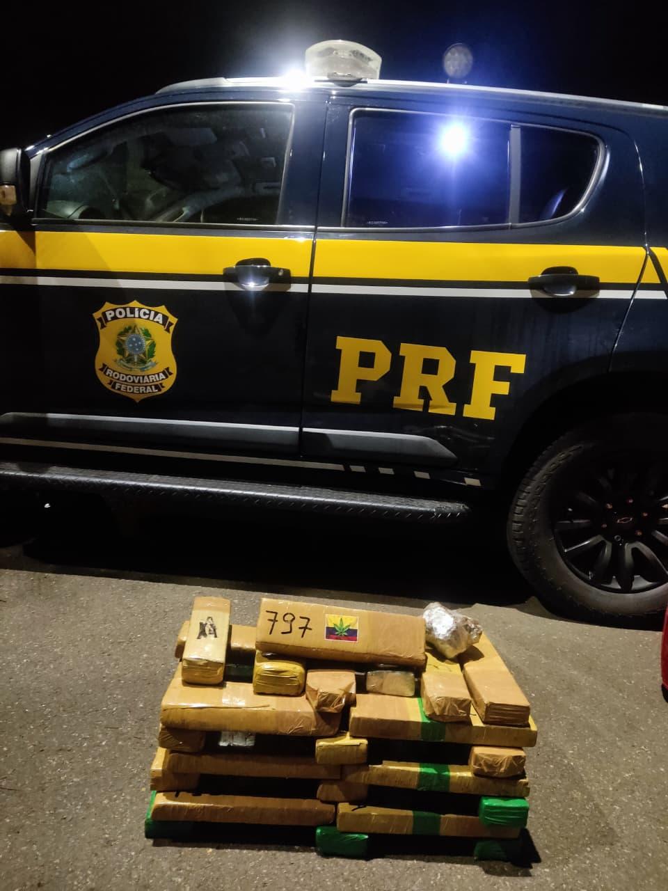 Imagem 1 do post PRF apreende 30 tabletes de maconha e prende homem em ônibus na BR-365 Imagem 1 do post PRF apreende 30 tabletes de maconha e prende homem em ônibus na BR-365