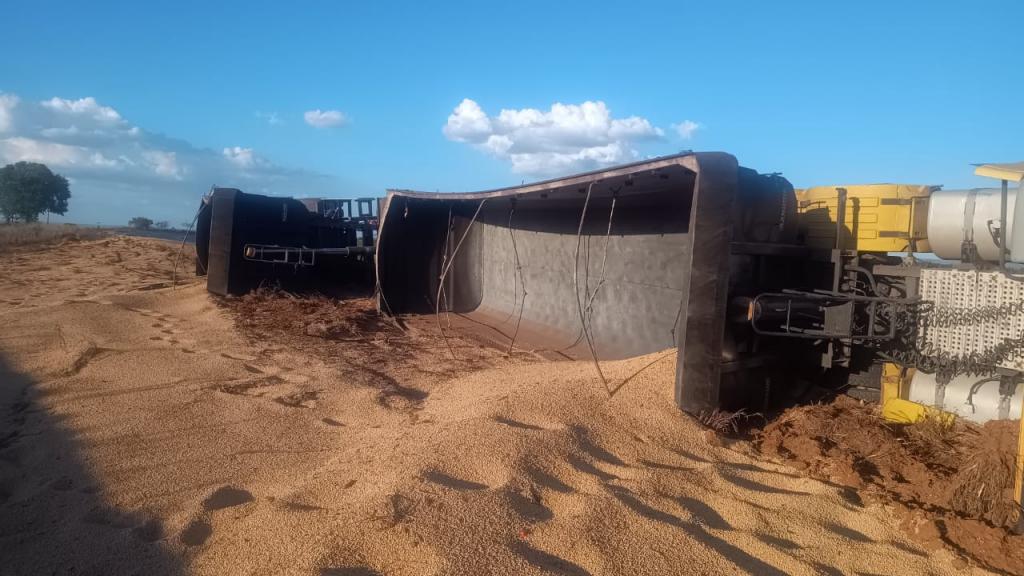 Caminhão tomba na BR-146 em Serra do Salitre após manobra arriscada de outro veículo