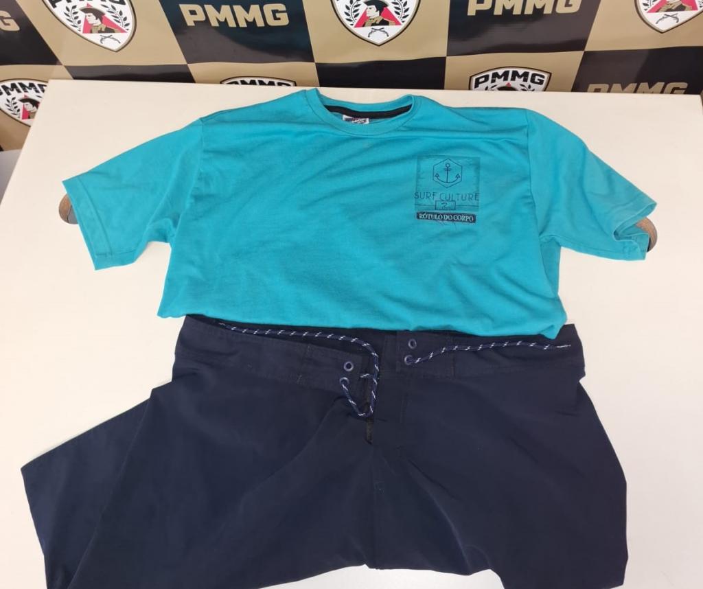 Homem leva peça de carne escondida em carrinho de...