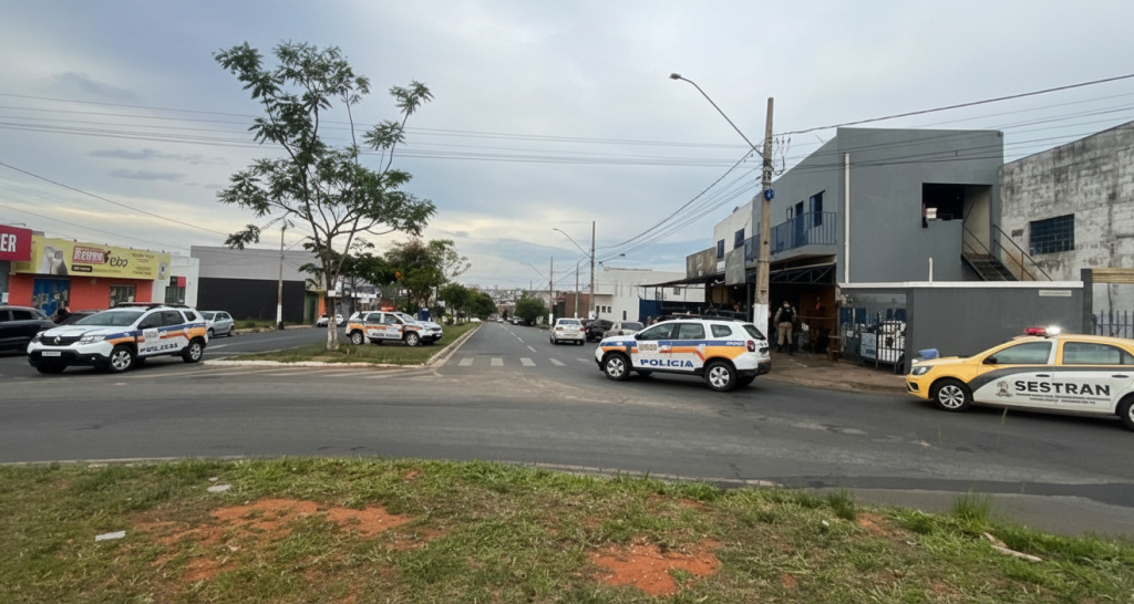 Operação da PM com apoio da Prefeitura de Patrocínio fecha dois pontos...