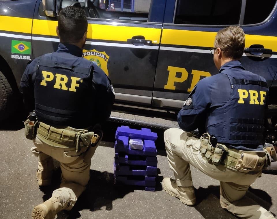 Traficantes de drogas são detidos pela PRF com 20...