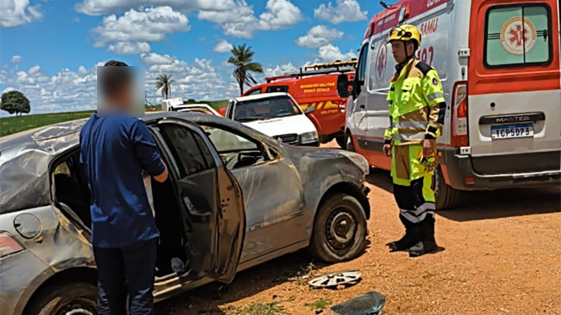 Criança fica ferida após capotamento de veículo na via...