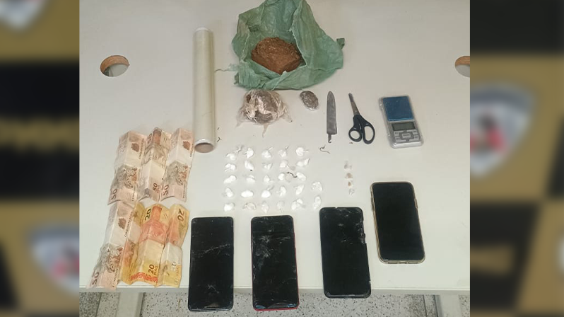 Homem é preso com drogas e materiais de tráfico...