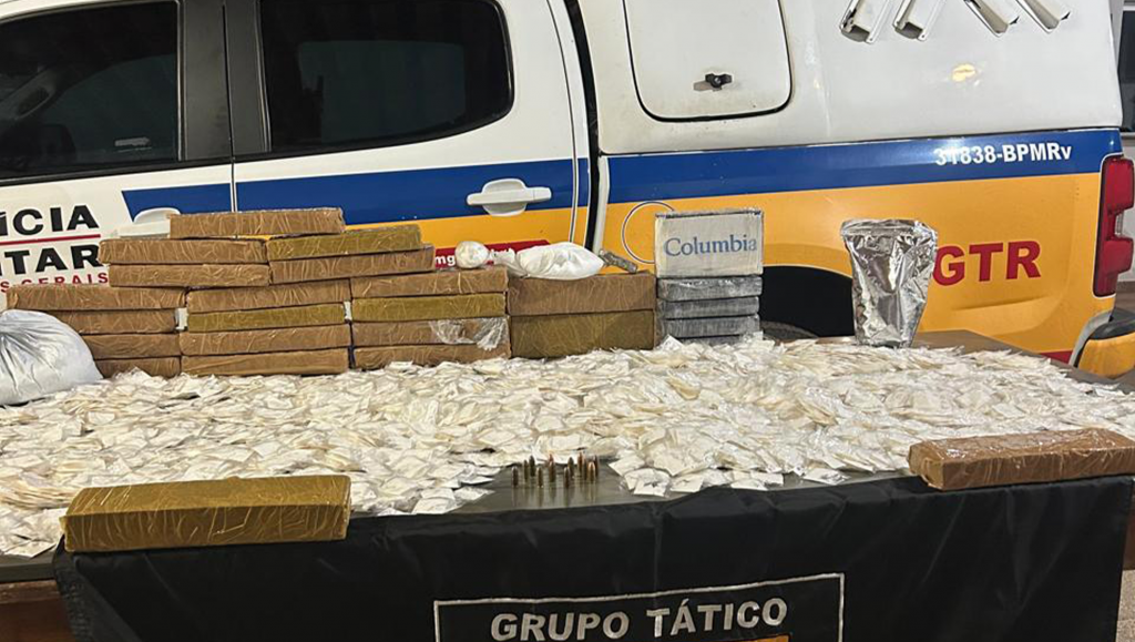 Homem é preso com R$ 700 mil em drogas e munições em ônibus na BR-146