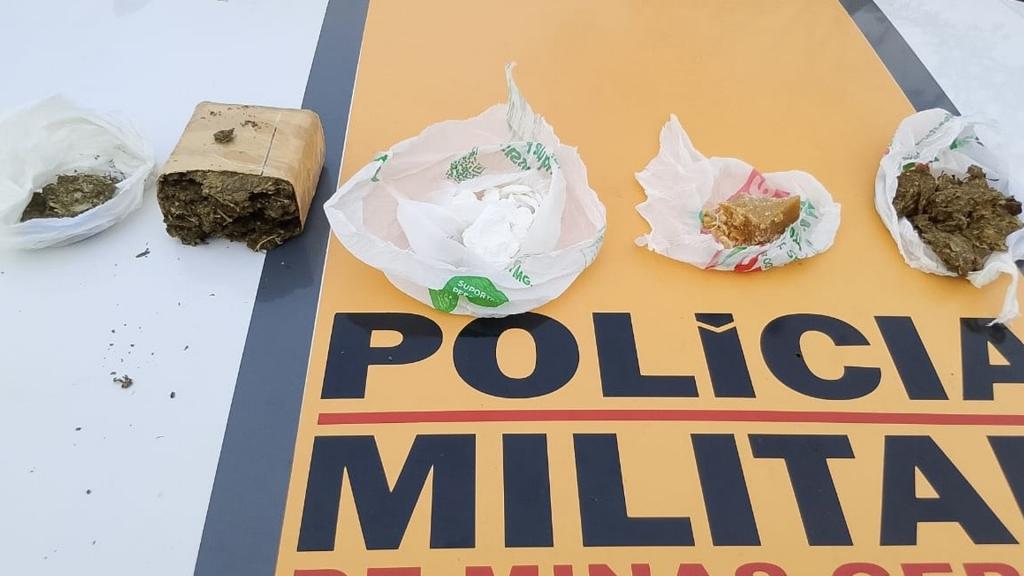 Jovem é preso com drogas em ônibus na MG-188,...