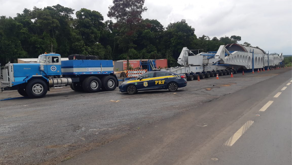 PRF realiza etapa de escolta de supercarga de 636 toneladas na BR-365; comboio está parado em Guimarânia