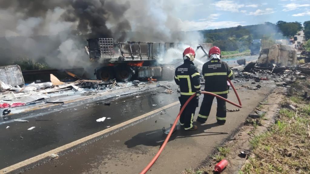 Acidente grave com duas carretas provoca incêndio e mata dois motoristas na...