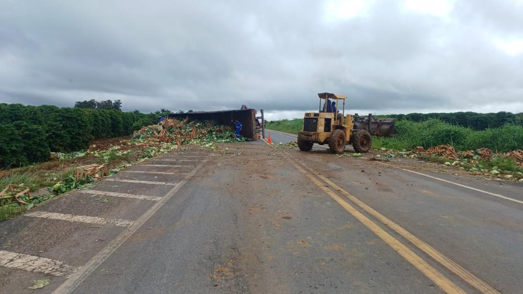 Imagem 1 do post Carreta dirigida por motorista paraguaio tomba na BR-146, em Serra do Salitre