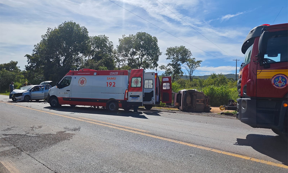 Colisão entre dois carros na BR-365 deixa três feridos...