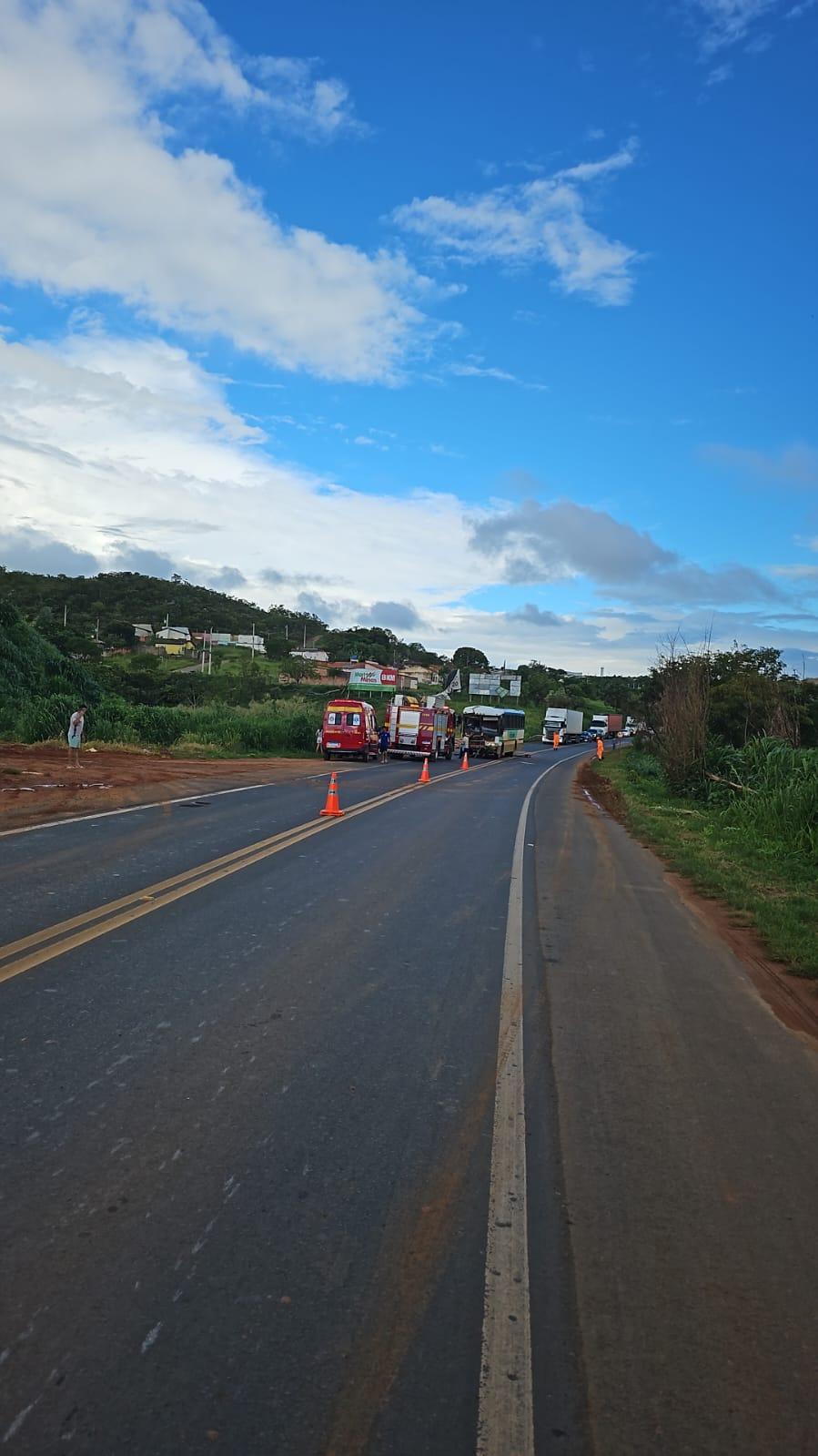 Imagem 3 do post Colisão entre ônibus rural e carreta deixa feridos leves na BR-365, em Patrocínio