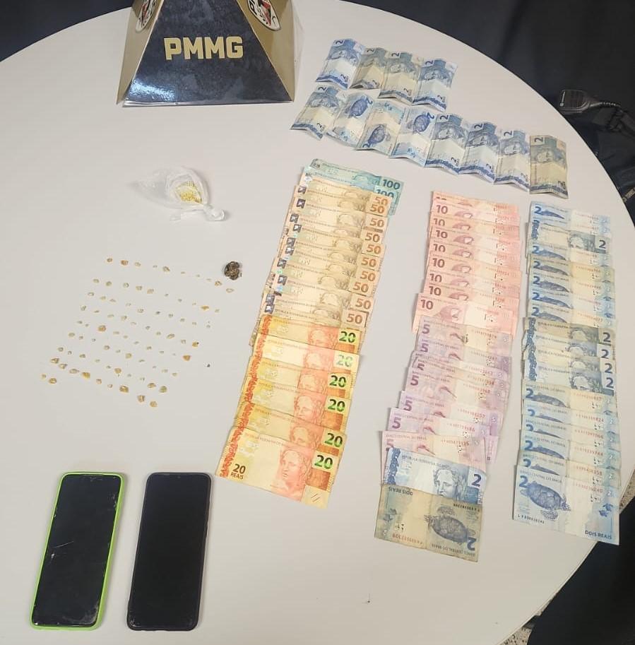 Dois homens são presos por tráfico de drogas e...