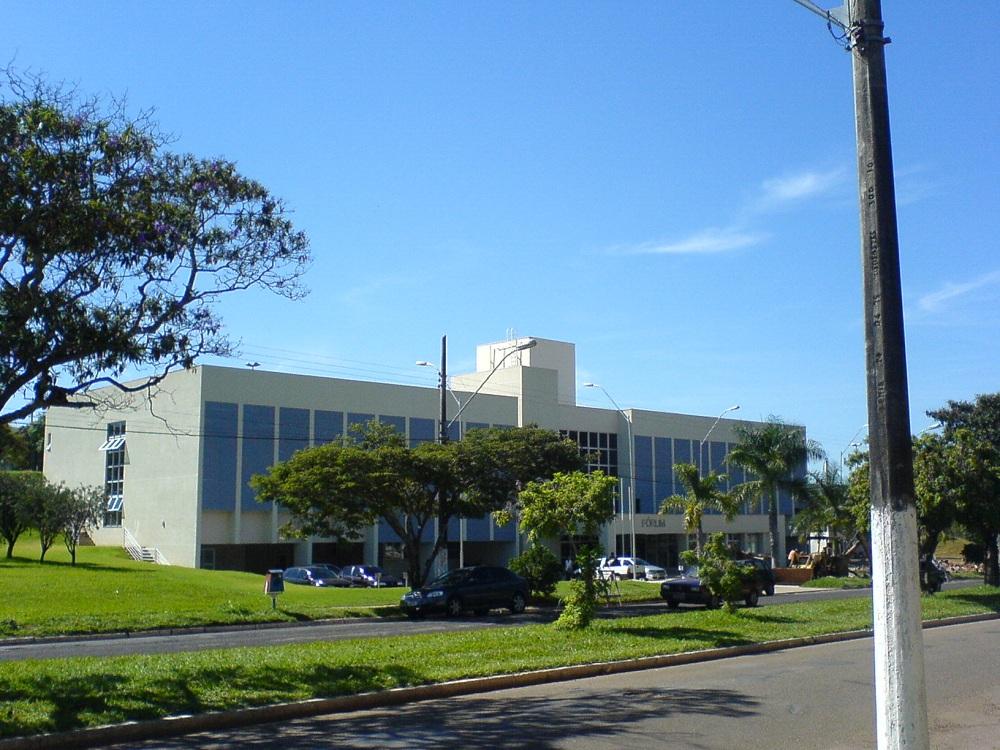 Homem é preso após depredar entrada do Fórum de...