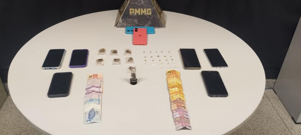 Quatro adultos são presos e três menores apreendidos por...
