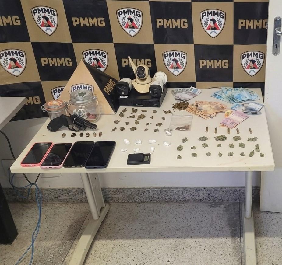 Trio acusado de tráfico é detido com drogas e...