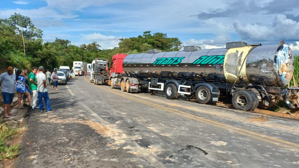 Imagem 1 do post Acidente entre carretas interdita BR-365 e deixa motorista ferido em Patos de Minas