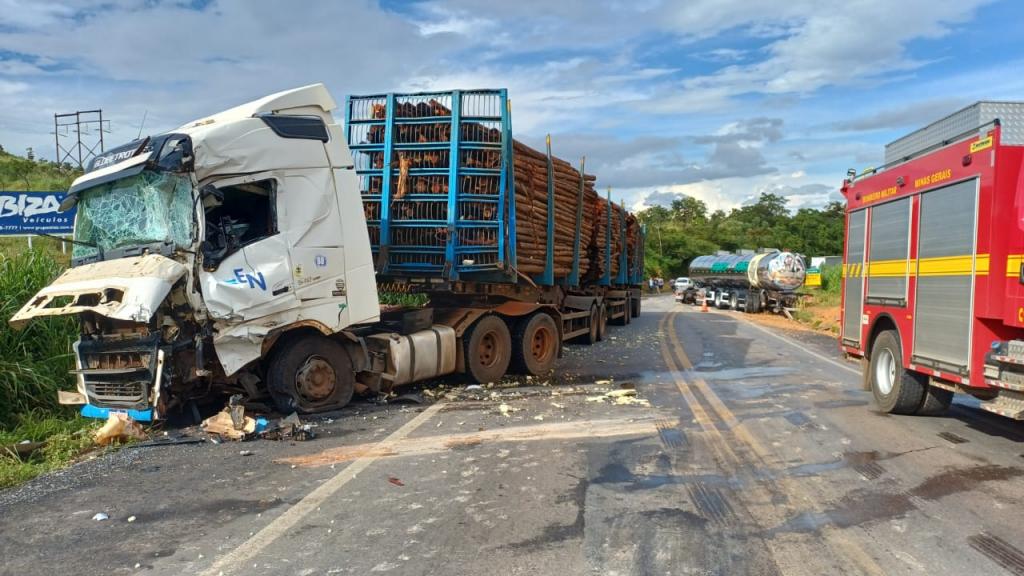 Acidente entre carretas interdita BR-365 e deixa motorista ferido em Patos de Minas