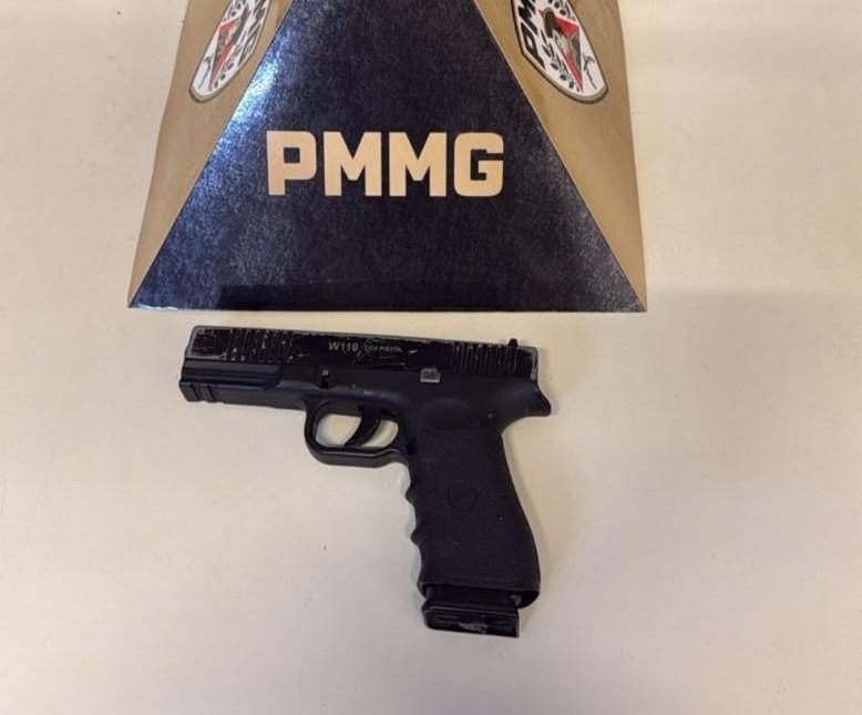 Motorista embriagado é detido após perseguição; réplica de arma é encontrada no carro