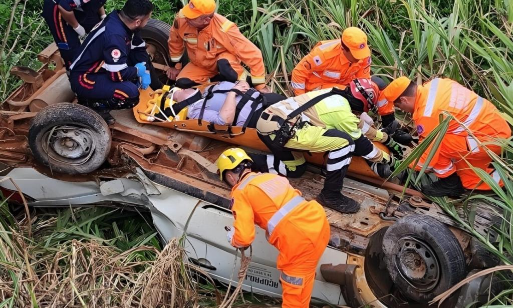 Picape capota após atingir poste próximo ao Trevo da Pipoca, em Patos...