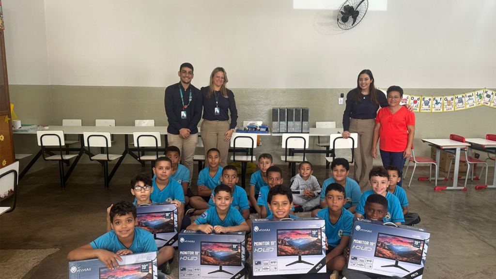 Sicoob Coopacredi doa computadores à Casa da Menina e ao Lar da Criança de Patrocínio