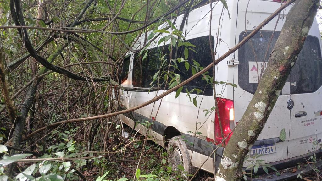 Van da Prefeitura de Douradoquara sai da pista na MG-190 e deixa seis feridos