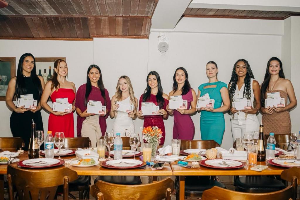 Escola de Formação de Rainhas começa com aula sobre etiqueta à mesa em Patrocínio