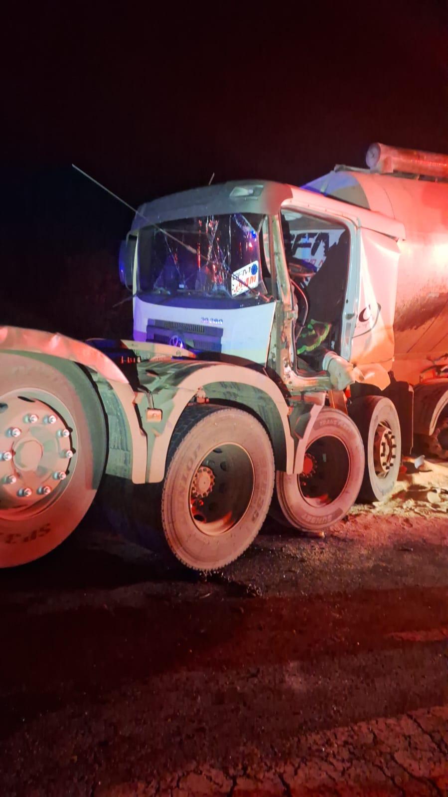 Imagem 1 do post Mulher grávida e bebê que ela esperava morrem em grave acidente entre caminhões na BR-365 em Patrocínio