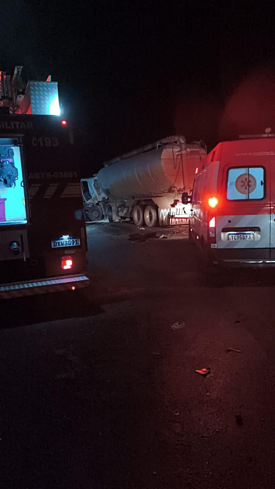 Imagem 5 do post Mulher grávida e bebê que ela esperava morrem em grave acidente entre caminhões na BR-365 em Patrocínio