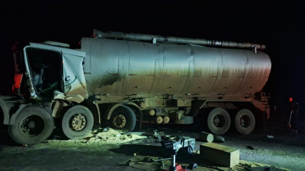 Imagem 2 do post Mulher grávida e bebê que ela esperava morrem em grave acidente entre caminhões na BR-365 em Patrocínio