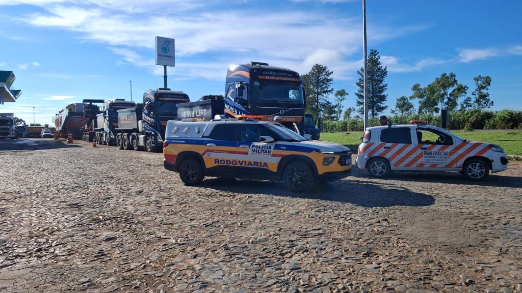 Imagem 2 do post Carga gigante tem quase 90 metros e é escoltada na BR-365 entre Patos de Minas e Paracatu