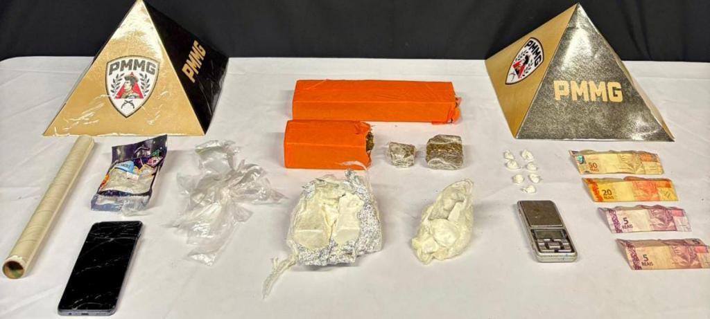 Suspeito de tráfico de drogas é flagrado pela PM com porções de...